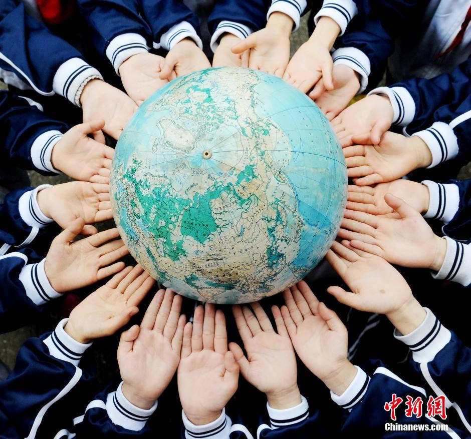 江西学子创意活动迎“世界地球日”