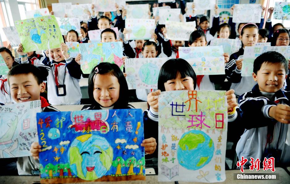 江西学子创意活动迎“世界地球日”