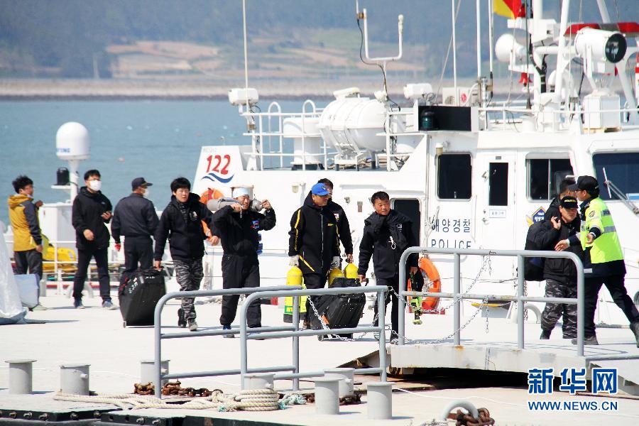 4月22日，在韩国珍岛，潜水员结束当天搜索任务后回到彭木港。