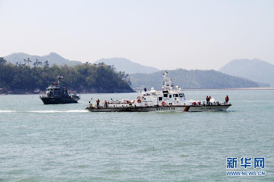 这是4月22日在韩国珍岛拍摄的韩国海警搜救船。