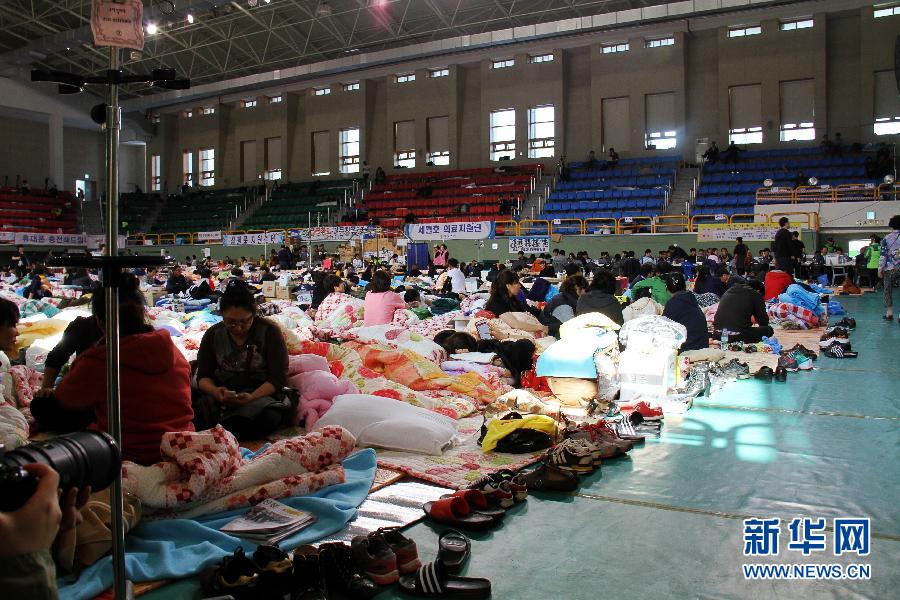 4月22日，在韩国珍岛，大批失踪者家属在一个体育馆等候消息。