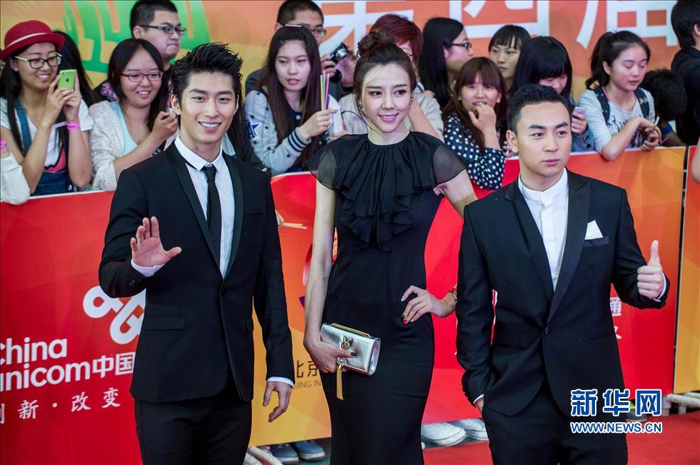 　4月23日，窦骁（左一）、周韦彤（左二）、释小龙出席闭幕式红毯仪式。