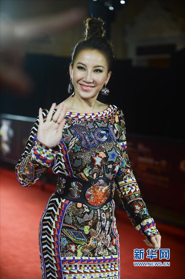 4月23日，歌手李玟亮相全球华语榜中榜红毯。