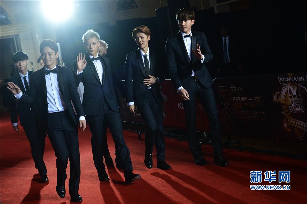 月23日，韩国演艺组合EXO-M亮相全球华语榜中榜红毯。