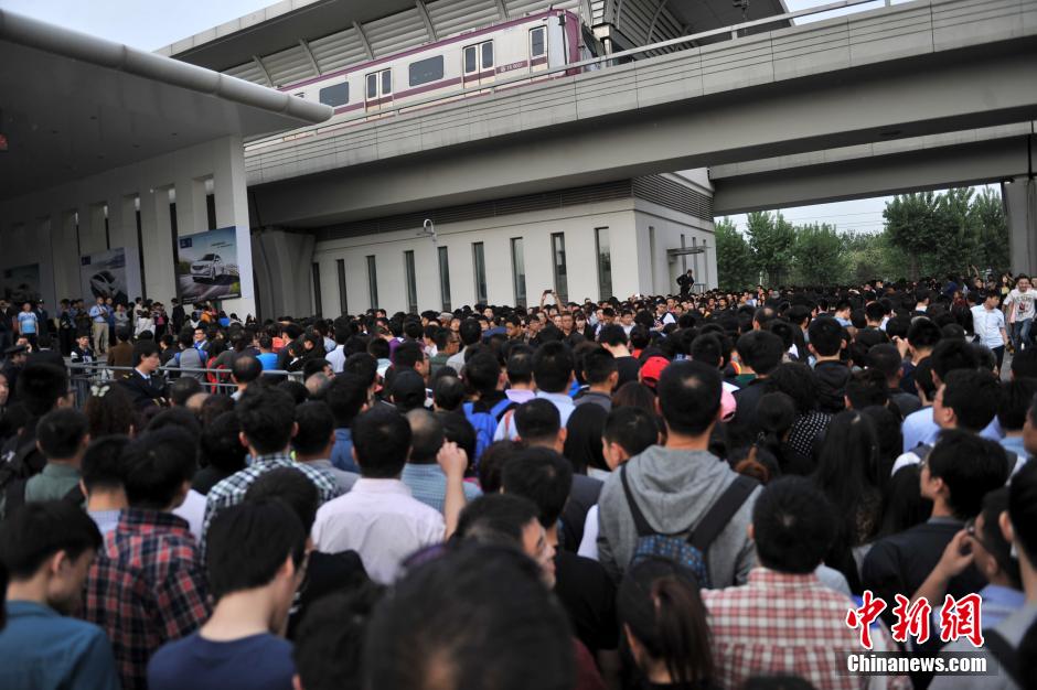北京车展公众日首个周末 地铁国展站客流破纪录