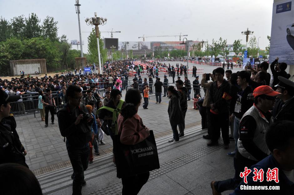 北京车展公众日首个周末 地铁国展站客流破纪录