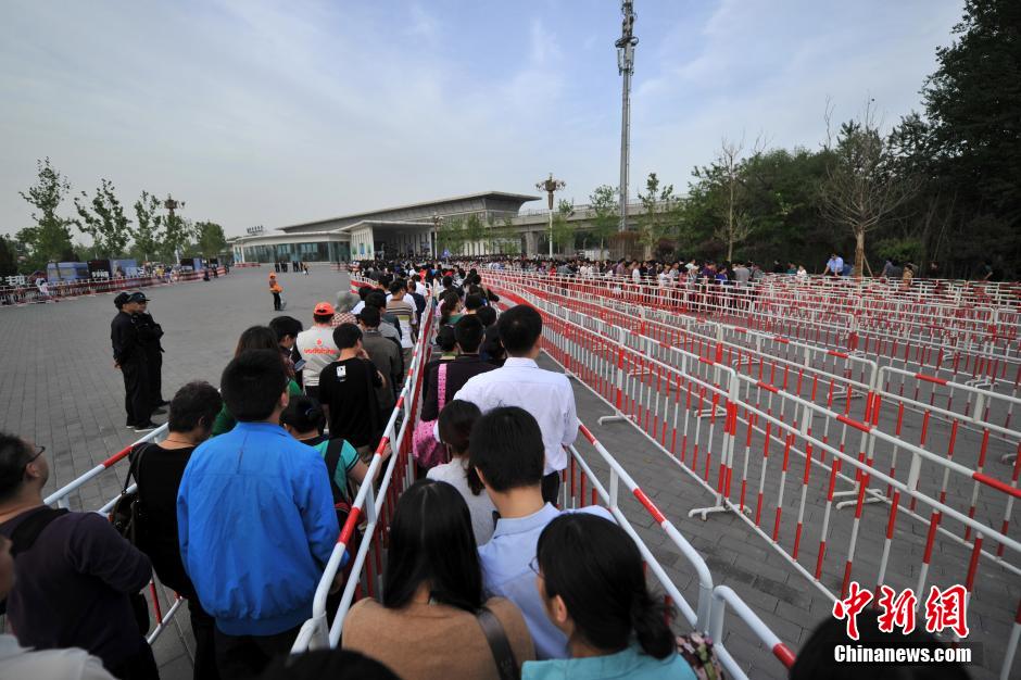 北京车展公众日首个周末 地铁国展站客流破纪录