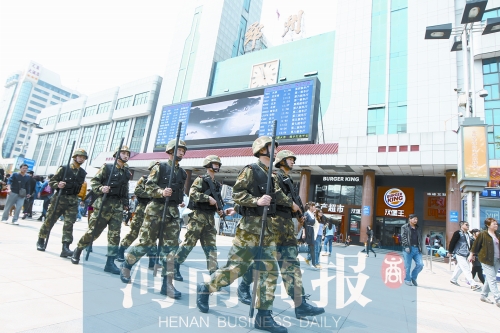 武装警察在火车站广场巡逻