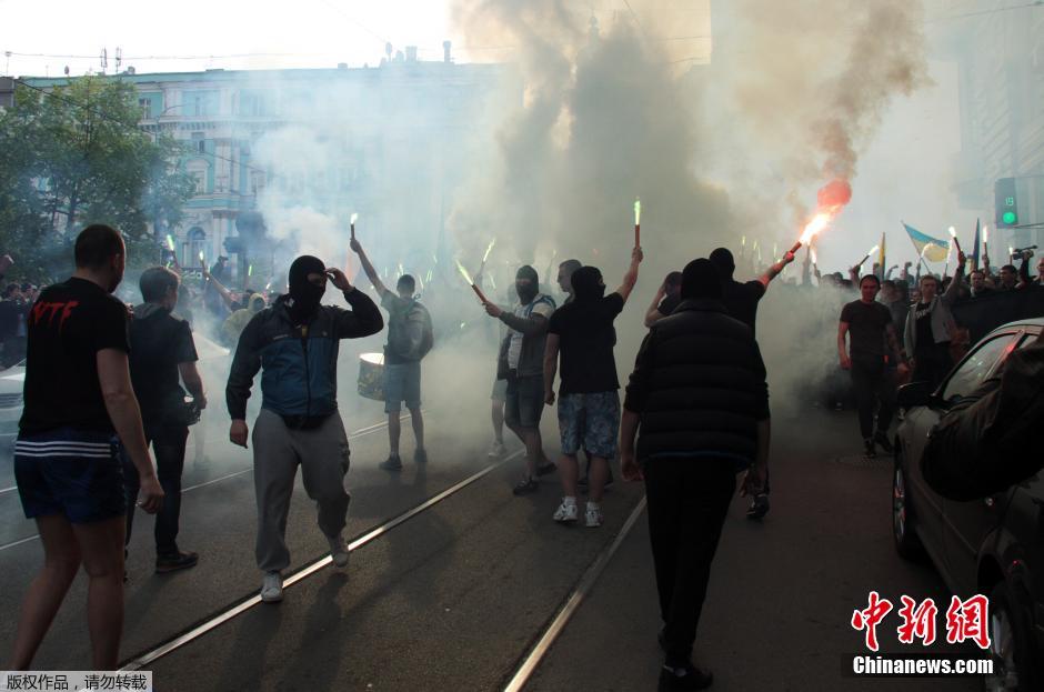 当地时间4月28日，乌克兰哈尔科夫，亲欧民众和亲俄民众在街头示威时发生大规模冲突。