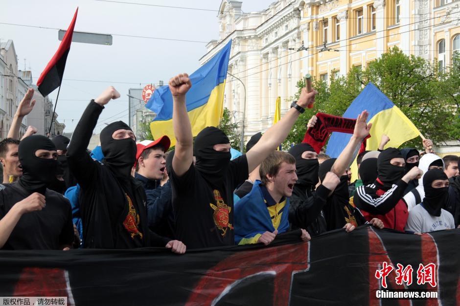 当地时间4月28日，乌克兰哈尔科夫，亲欧民众和亲俄民众在街头示威时发生大规模冲突。