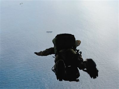 美国空军救助两名中国渔民