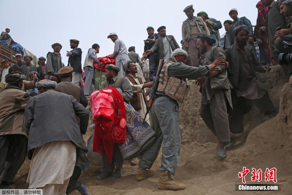 阿富汗山体滑坡灾民哄抢救灾物资