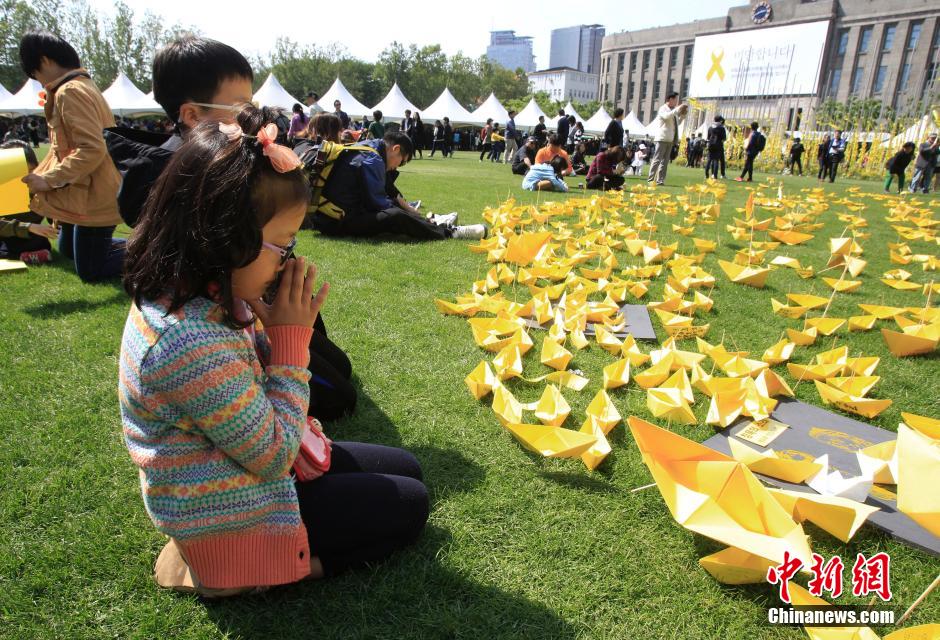 韩国民众折纸船摆爱心 悼念客轮沉没遇难者