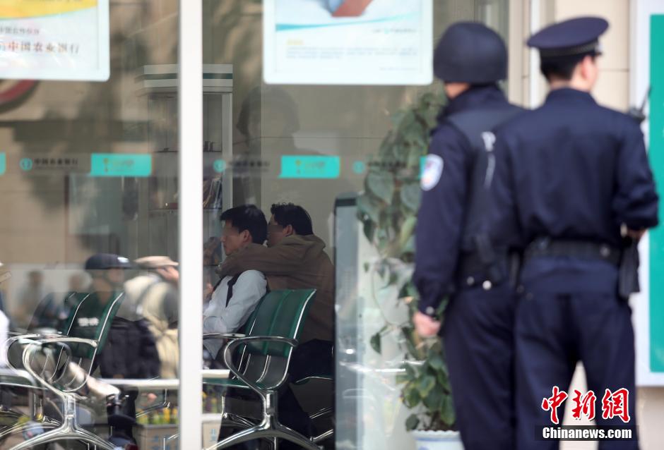 南京新街口一银行发生劫持事件 劫持者已被抓获