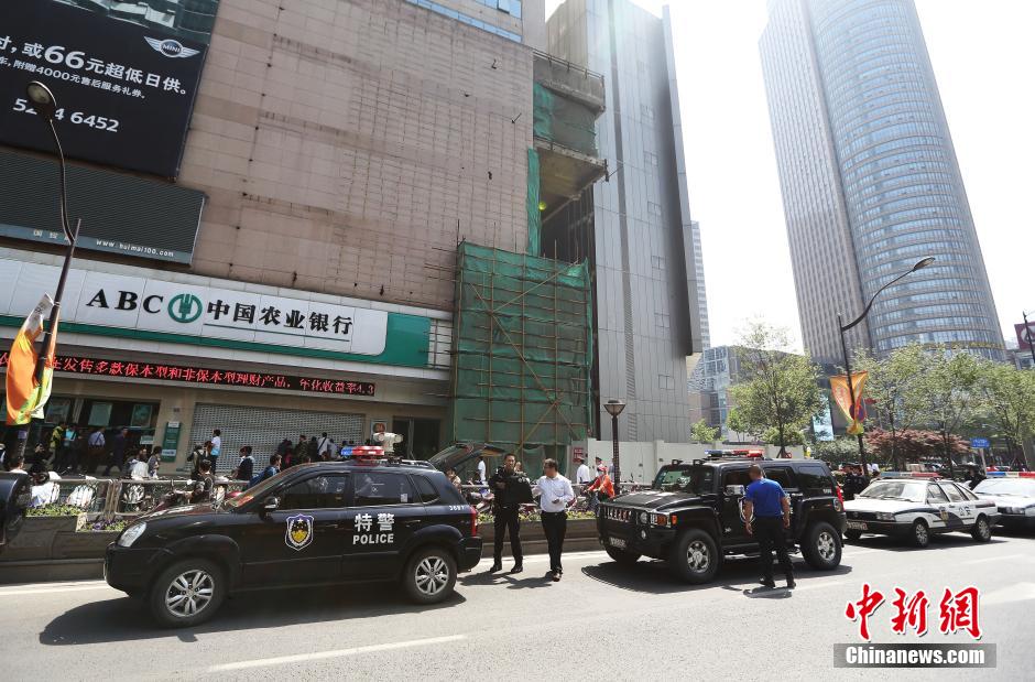 南京新街口一银行发生劫持事件 劫持者已被抓获