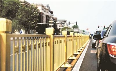 从复兴门到建国门，长安街一线全部更换为金色护栏 摄影/本报记者 郝羿