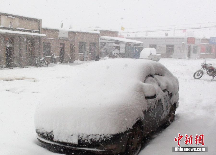 甘肃河西走廊山丹县立夏后首飘大雪