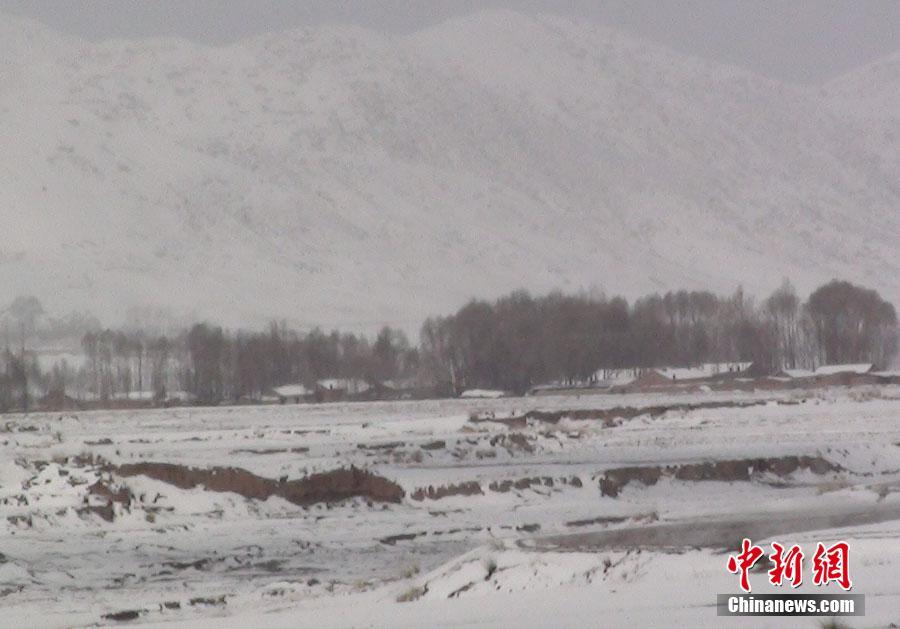 甘肃河西走廊山丹县立夏后首飘大雪