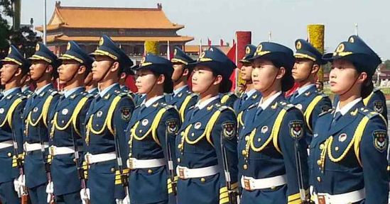 中国三军仪仗队首现女兵