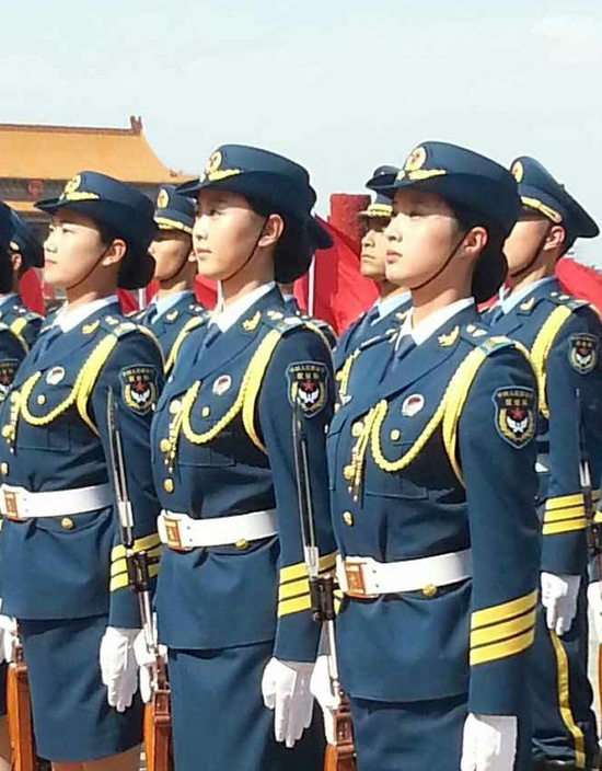 中国三军仪仗队首现女兵