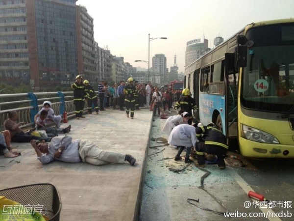 四川宜宾一公交车发生爆燃 医生称30多人受伤