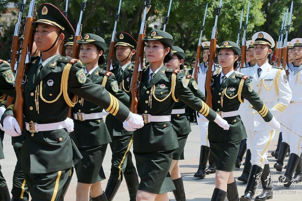 中国三军仪仗队首现女仪仗兵身影
