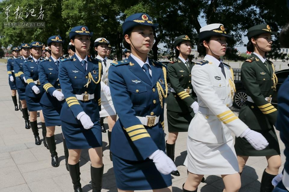 解放军首批女仪仗兵亮相，90%以上拥有大专以上学历，平均身高1.72米。图为女兵仪仗队。