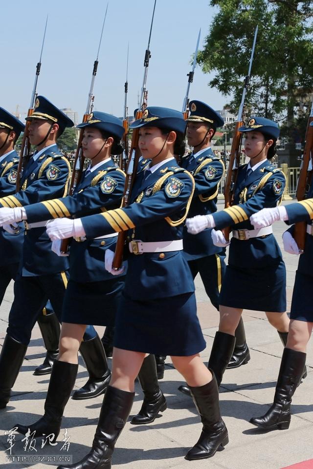 　解放军首批女仪仗兵亮相，90%以上拥有大专以上学历，平均身高1.72米。图为女兵仪仗队。