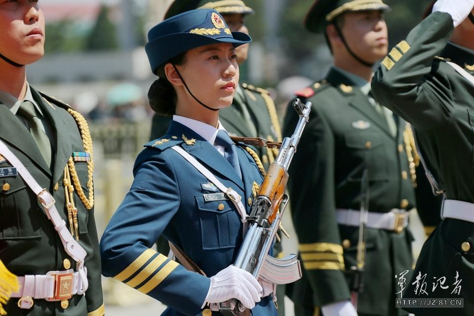 中国三军仪仗队首现女仪仗兵身影