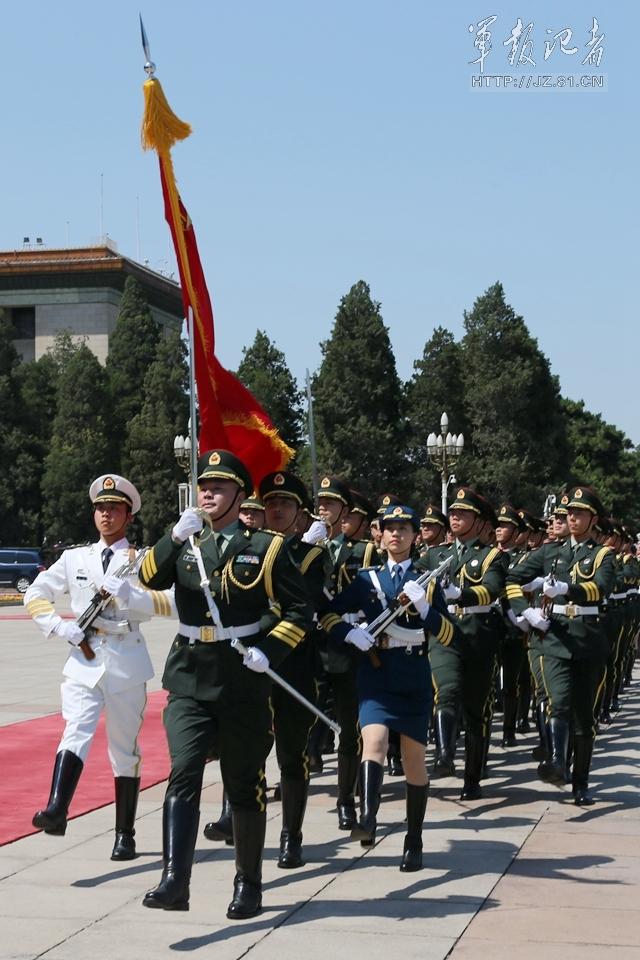 中国三军仪仗队首现女仪仗兵身影