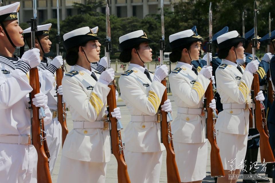 中国三军仪仗队首现女仪仗兵身影