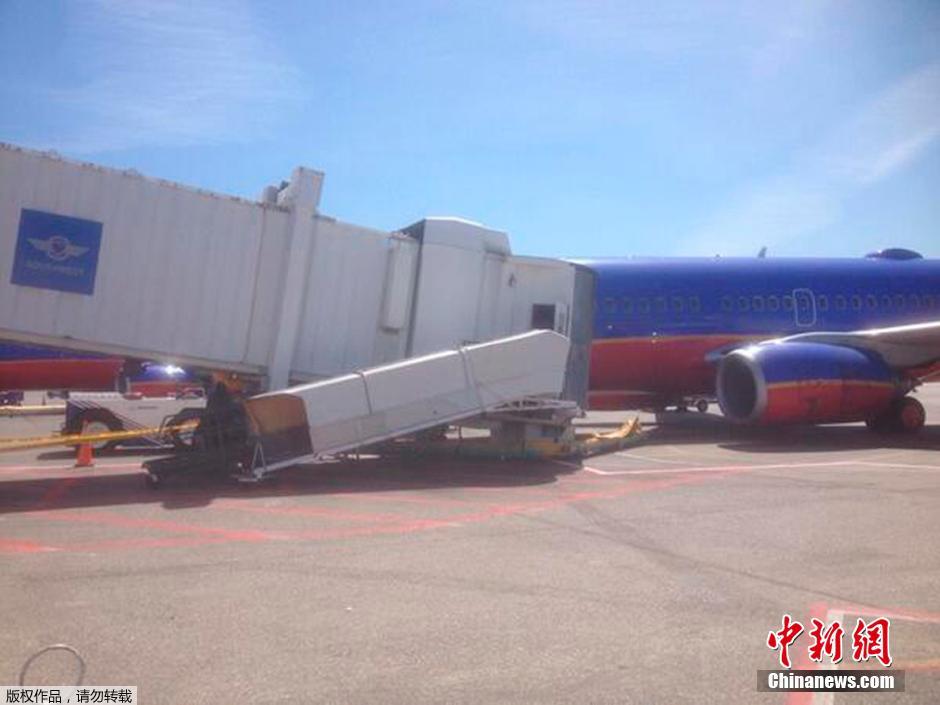 美机场一登机廊桥突然塌陷 乘客幸运逃生