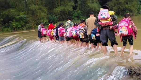 网曝广西农村小学生趟水上学