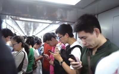北京地铁6号线,一名上班族利用乘车时间进餐。京华时报记者陶冉摄