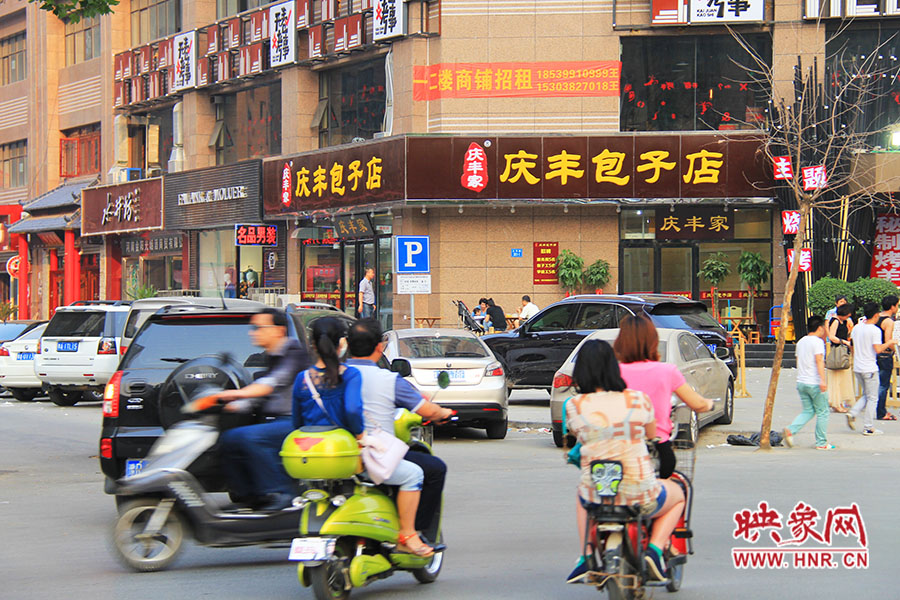 “庆丰包子店”位于路口拐角处,人流量车流量很大,堪称黄金位置。
