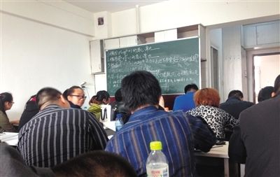 5月6日，大庆市，油田实行招工考试后，出现了各种考前辅导班。