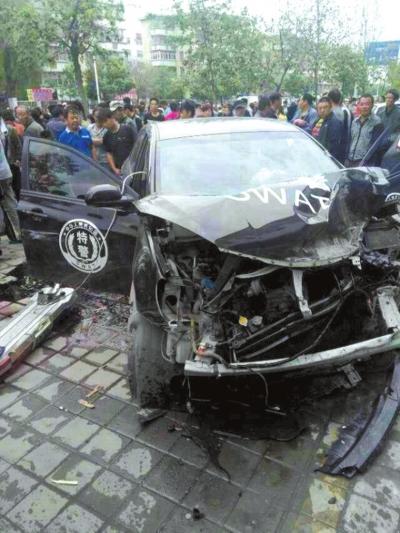 内蒙古赤峰特警车夹击醉驾车遭撞击 内蒙古赤峰特警车夹击醉驾车遭撞击