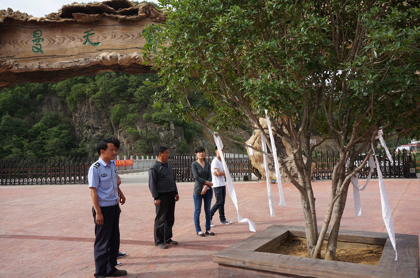 河南景区扎死蝴蝶引争议 同名景区遭打砸