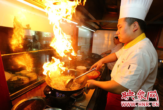 　爆炒豆芽后再加入饼丝