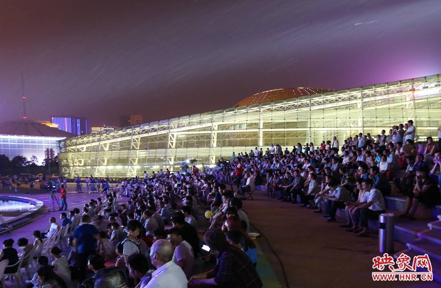 “百姓谁不爱好官”诗歌朗诵会现场，吸引大批市民观看。