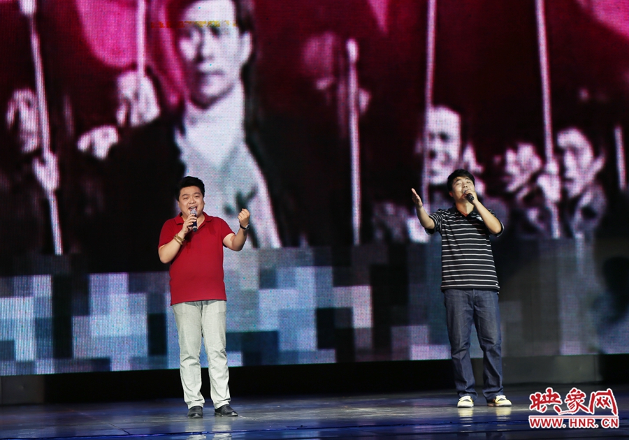 河南电台娱乐广播胖达、师惠楠演唱电影《焦裕禄》主题歌《墙上画虎不咬人》。