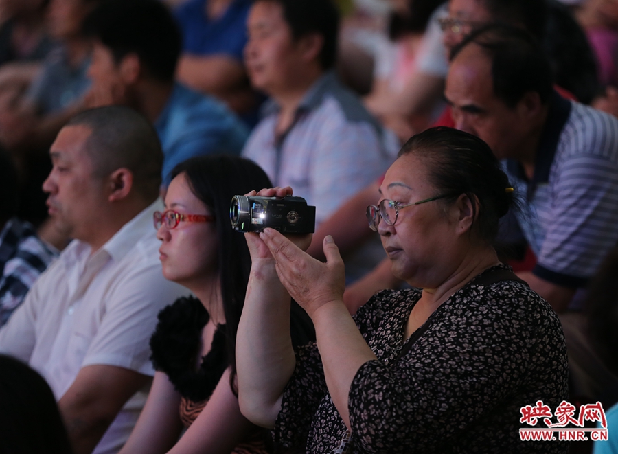 现场很多是专门赶过来观看诗歌朗诵会的观众。