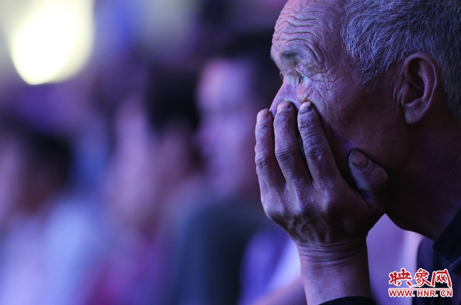现场的观众被诗朗诵《黄河岸边的焦裕禄》深深的触动。