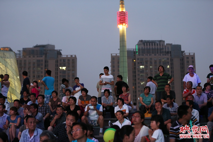 朗诵会现场外围的观众。