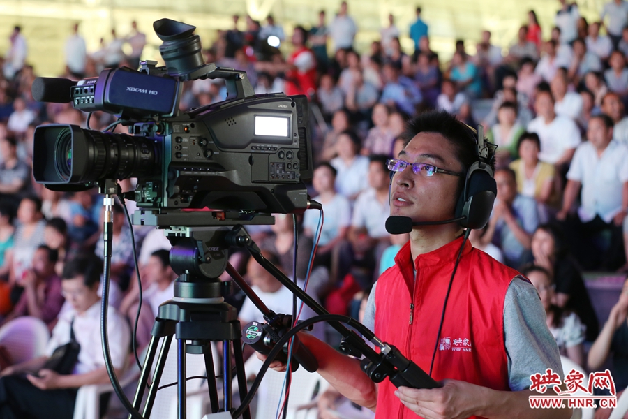 映象网全程录制朗诵会。