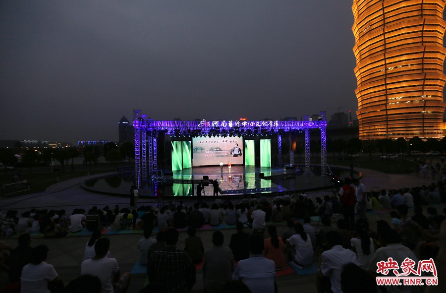 诗歌朗诵会现场，观众被深深的吸引。