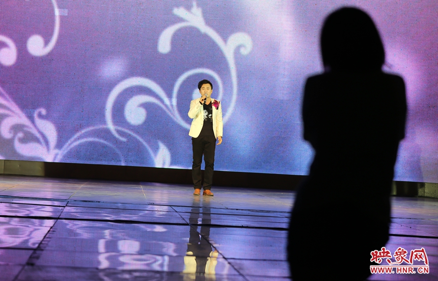 歌手丁天演唱歌曲《花开在眼前》。