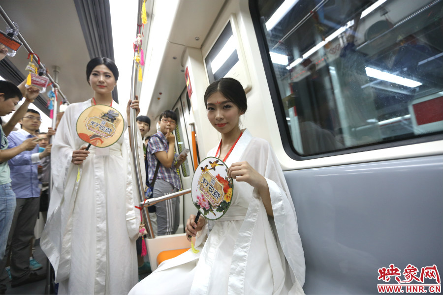 乘着龙舟“穿越”到郑州的两位古装美女。