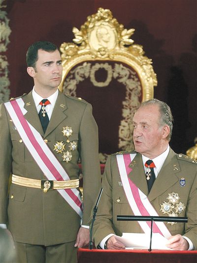 2003年1月6日，卡洛斯一世与费利佩王储在首都马德里出席仪式。资料照片