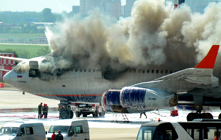 俄罗斯一架客机在机场着火损毁